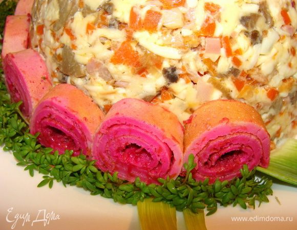 Используем лук порей и кресс салат. Блинчики предварительно порезать колечками.