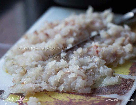 Филе белой рыбы нарезаем мелко ножом и немного "тяпаем" лезвием.  