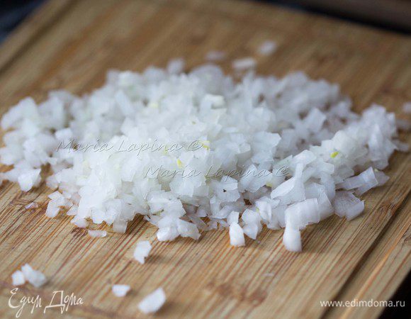 Лук нарезаем мелко. Яйцо отвариваем вкрутую.