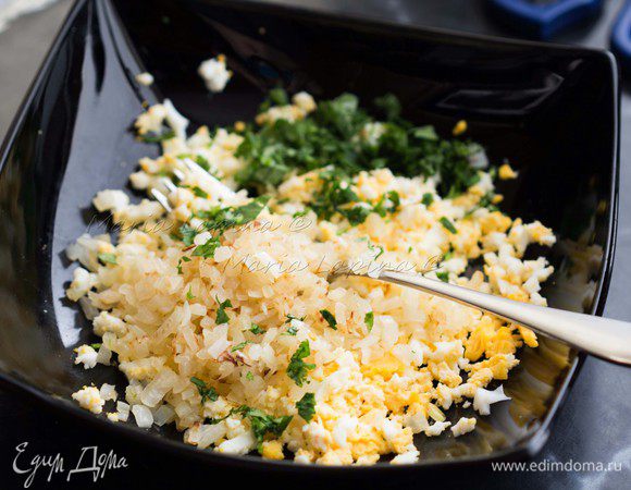 Яйцо разминаем вилкой в тарелке, лук обжариваем на растительном масле до золотистого цвета, кинзу мелко рубим. Смешиваем все, немного солим. 