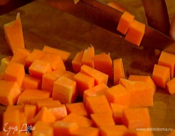 Тыкву нарезать небольшими кубиками.