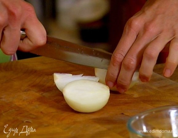 Лук почистить и разрезать на 8 частей.