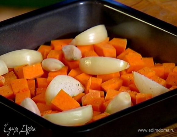 Тыкву, лук и чеснок выложить в небольшой глубокий противень, посолить, поперчить, сверху положить веточки тимьяна, сбрызнуть оливковым маслом, посыпать сверху сахаром и запекать в разогретой духовке 5–7 минут, затем тимьян удалить.