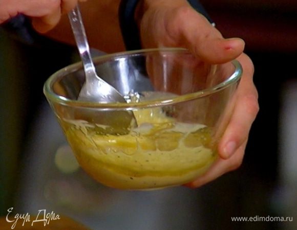 Приготовить заправку: к горчице добавить по щепотке соли и перца, влить оливковое масло, уксус и все перемешать.