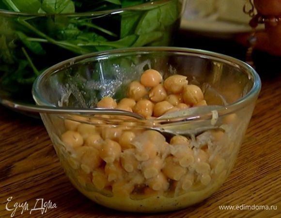 Половину заправки влить в отваренный горох и дать постоять.