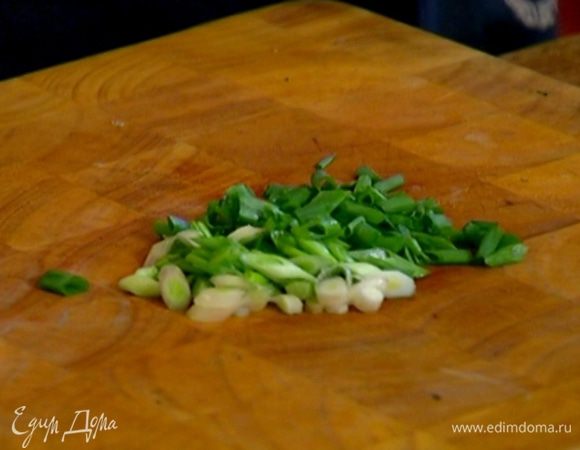 Зеленый лук нарезать наискосок.