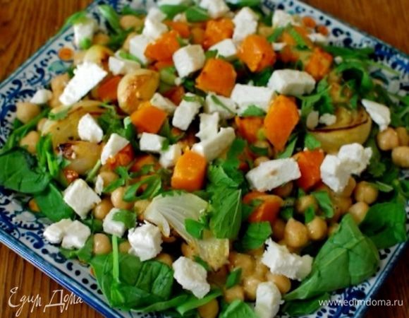 Выложить на тарелку шпинат, затем нут и запеченные овощи, полить оставшейся заправкой, посыпать измельченной зеленью, сверху разложить кусочки феты.