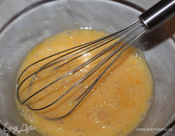 Слегка взбить яйца с солью и перцем.