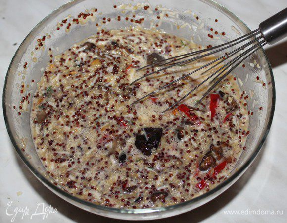 Грибы слегка охладить и тоже добавить в основную массу. Все хорошо перемешать.