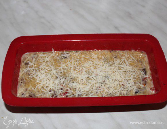 Выложить в прямоугольную форму для запекания, сверху немного посыпать сыром.