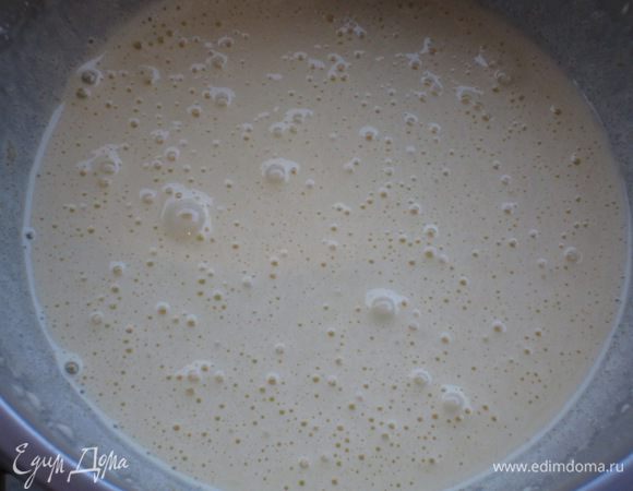 Взбить 2 яйца с 250 г сахара.