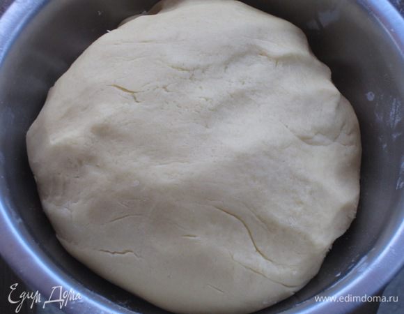 Добавить сливочное масло ,просеянную с разрыхлителем муку,щепотку соли и замесить тесто.Сформировать шар,завернуть в пищевую плёнку и положить в холодильник на 1 час.