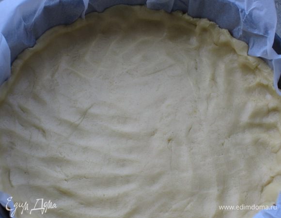 Тесто разделить на 2 части.Раскатать одну часть теста и выложить в форму с пергаментом. 