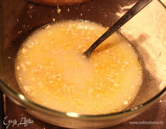 Приготовить все ингредиенты.
Просеять муку и соль и сформировать на рабочей поверхности колодец в середине, добавить манку.
В миске смешайте дрожжи, сахар и оливковое масло и оставьте на несколько минут, затем влить в колодец.
