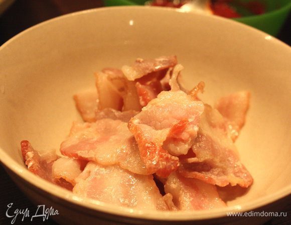 Тем временем, поджариваем бекон до средне-золотого состояния.