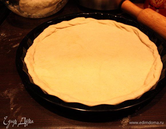 Берем только 1/3 часть готового теста и раскатываем пласт. 
Оставшуюся часть теста можно использовать для других видов блюд, либо заморозить.
Кладем пласт в круглую форму для пирогов либо на противень, смазанный маслом и посыпанный мукой.
