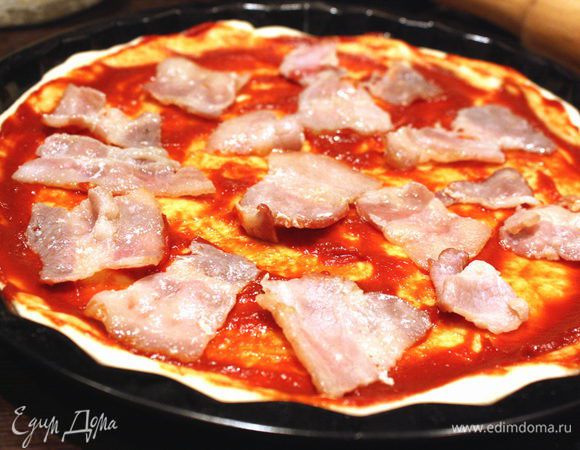 Щедро смазываем пласт томатной пастой.
Выкладываем слой бекона.
