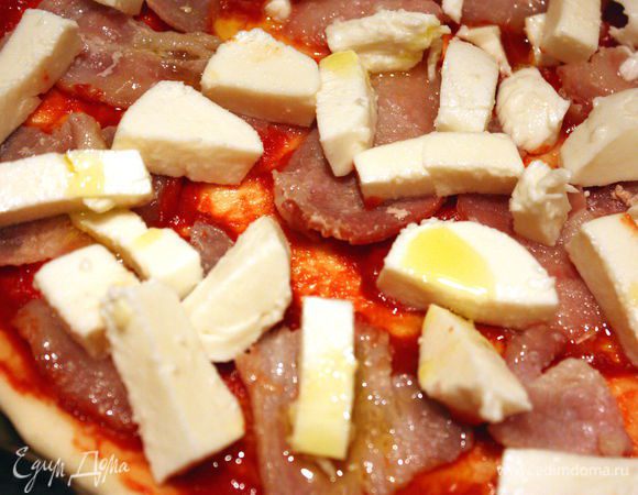 Затем слой сыра "Моцарелла" и сбрызгиваем все оливковым маслом extra virgin.