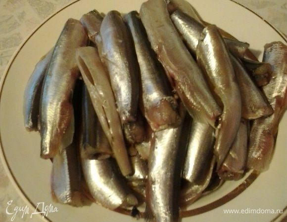 Рыбу потрошим, удаляем головы и хвосты. Хорошенько моем.