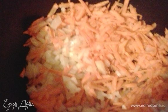 Лук нарезаем мелким кубиком, морковь трем на крупной терке. Обжариваем лук и морковь на растительном масле.