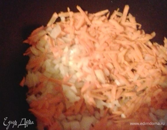 Лук нарезаем мелким кубиком, морковь трем на крупной терке. Обжариваем лук и морковь на растительном масле.
