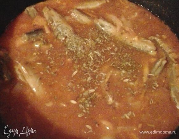 Томатную пасту  1:1 разводим с холодной водой. Заливаем это смесью рыбу. Добавляем приправу для рыбы и морепродуктов (можно просто добавить тимьян, розмарин, базилик). Накрываем крышкой и тушим на слабом огне 2-2,5 часа. 