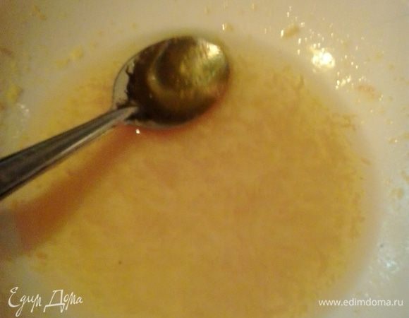 Делаем заправку. В миску натираем цедру апельсина и немного цедры лимона, добавляем сок лимона, жидкий мед, оливковое масло и немного соли. Хорошенько все перемешиваем.