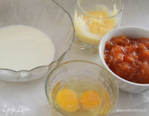 Соединить молоко, яйца, размягчённое масло и хурму.