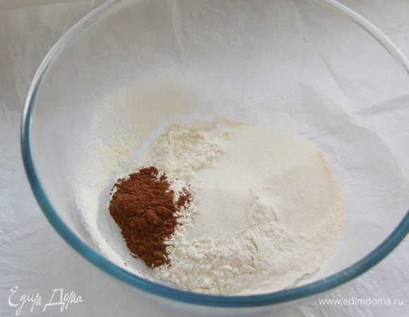 Просеять муку, добавить соду, соль, сахар, пряности.