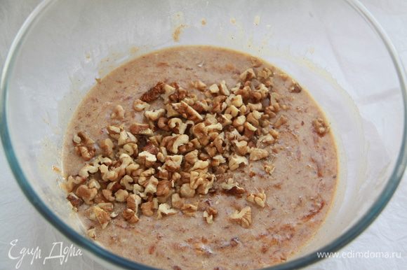 Соединить сухие и влажные ингредиенты, добавить крупно порезанные грецкие орехи (или пекан), перемешать.