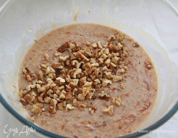 Соединить сухие и влажные ингредиенты, добавить крупно порезанные грецкие орехи (или пекан), перемешать.