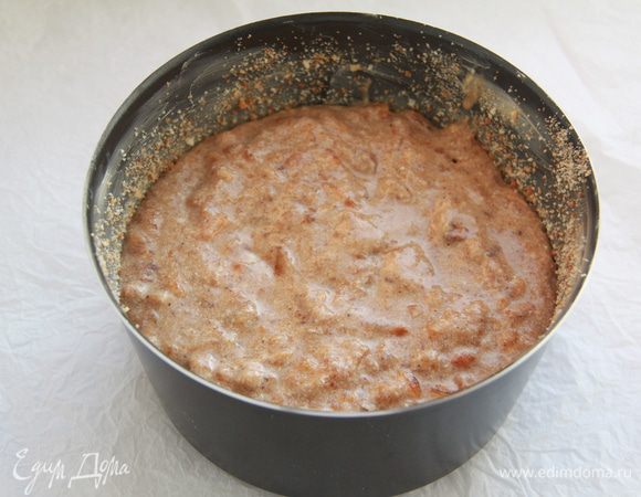 Подготовить форму для пудинга: смазать маслом, присыпать бисквитной крошкой. Вылить тесто в форму. Выпекать при 180*С примерно 50 минут. Дать пудингу полностью остыть (желательно в выключенной духовке при открытой дверце).