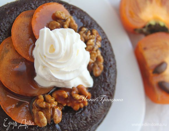 Остывший пудинг перевернуть на блюдо, по желанию украсить дольками свежей хурмы и карамелизированным орехом. Подавать со взбитыми сливками.