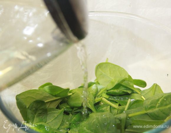 Листья базилика сложить в глубокую миску и ошпарить кипятком.