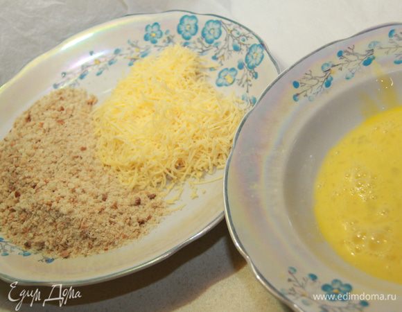 Теперь приготовим  ёмкости с яйцом, хлебными крошками (или панировочными сухарями) и с тёртым пармезаном. 