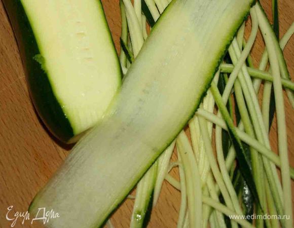 Цукини режем на тонкие полоски и лапшу (если нет возможности нарезать, таким образом, то можно просто тонкие полоски). Лапшу (или половину полосок) слегка солим, и дает стечь воде. Сбрызгиваем лимонным соком (0,5 чайной ложки). 