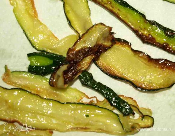 Полоски солим по вкусу и обжариваем в растительном масле (1 ст. ложка). Выкладываем на тарелку с салфеткой, чтоб убрать лишнее масло.
