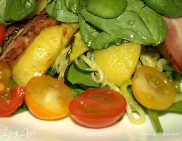 Выкладываем грудинку, жареные полоски цукини, сверху выкладываем остатки шпината и поливаем заправкой.  Помидоры черри режем на 2 или 4 части и выкладываем вокруг салата. Приятного аппетита) 