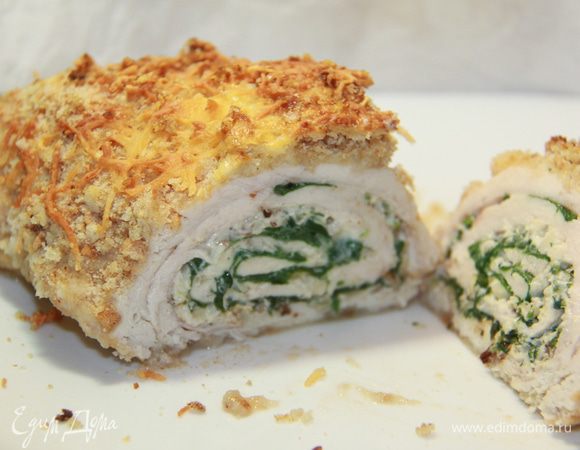 Рулет разрезать на порционные кусочки тёплым. Корочка хрустящая, а мяско нежное. Приятного аппетита!