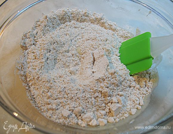 Добавляем овсяную муку и перемешиваем до однородности. 