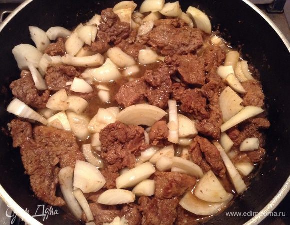 Мясо обжарить на сильном огне, добавить лук, порезанный полукольцами, немного воды, закрыть крышкой и оставить тушить на маленьком огне около 30-40 минут (как мясо станет мягким).