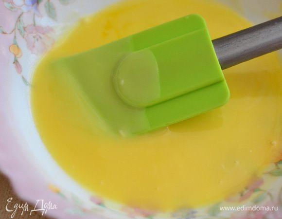 Сразу напишу, берите только хорошее качественное сгущенное молоко, взбивать интенсивно ничего не нужно, выпекать по рецепту от 35 минут, но у каждого духовка разная, проверяйте по сухой палочке, я выпекала кекс около 1 часа. Кушать можно сразу же, он очень вкусный!!! Только не забудьте полить его белым шоколадом и посыпать орешками, кексик от этого еще выиграет во вкусе!!! Рецепт. Растопите сливочное масло и остудите.