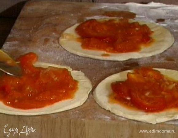 Раскатать тесто и вырезать из него кружки. Выложить на каждый по 2–3 ст. ложки соуса, нарезанную ветчину, посыпать натертым сыром, сверху положить кусочек моцареллы, украсить кольцами желтого и зеленого перца.