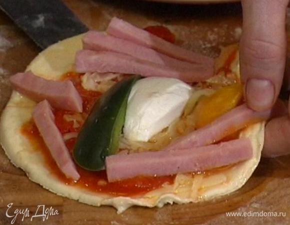 Выпекать пиццу в разогретой духовке 10–15 минут.