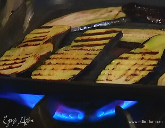 Разогреть сковороду-гриль и обжарить баклажаны с двух сторон.
