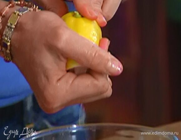 Из половинки лимона выжать сок.