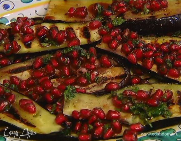 На блюдо выложить в два слоя обжаренные баклажаны, поливая каждый слой гранатово-мятной заправкой. Все посолить, поперчить и сбрызнуть оливковым маслом.