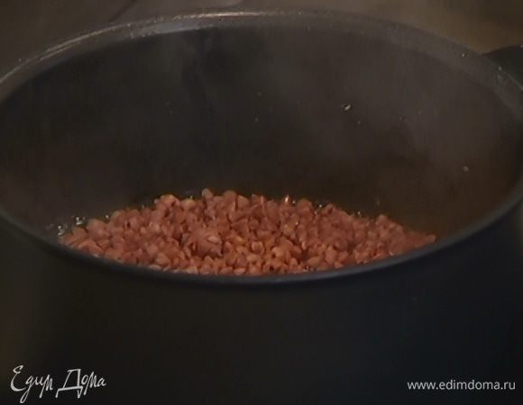 Гречку отварить согласно инструкции на упаковке почти до готовности.