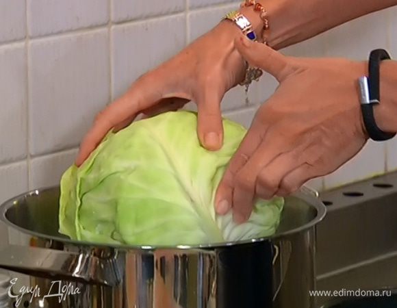 В большой кастрюле вскипятить воду, опустить туда кочан капусты и варить несколько минут, затем выключить огонь и оставить капусту еще на несколько минут в кипятке.