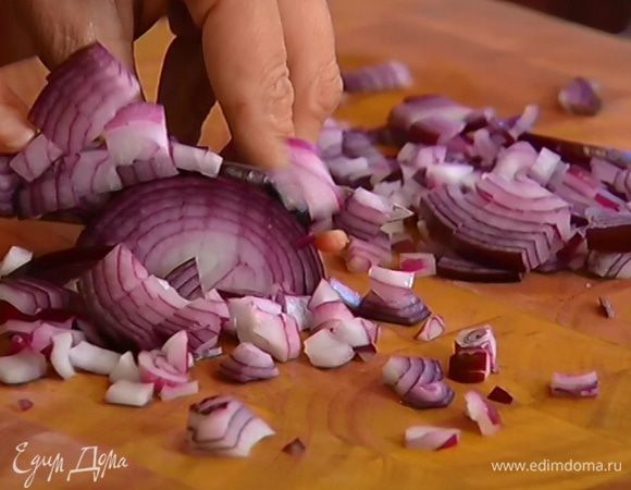 Лук почистить и мелко порубить.